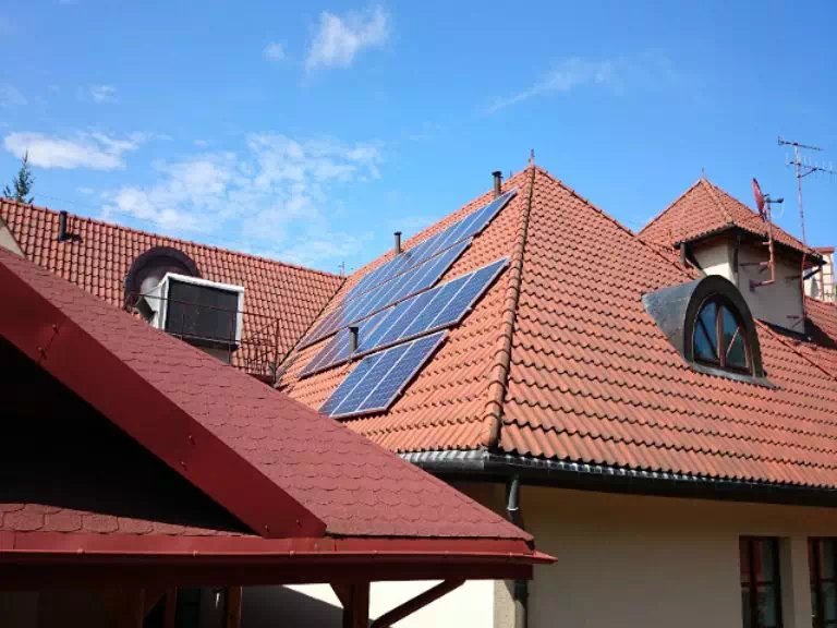 panele fotowoltaiczne na dachu